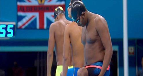 تقرير .. تعرف على السباح صاحب "الكرش" .. وماذا فعل والده معه